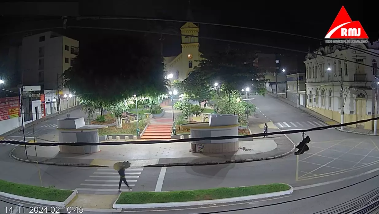 Vídeo: câmeras ao vivo do Portal 14B registram toda ação do furto das tampas de bueiros no centro da cidade